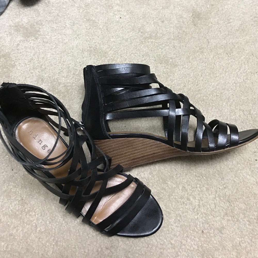 Hinge black strappy size 6 sandals with box